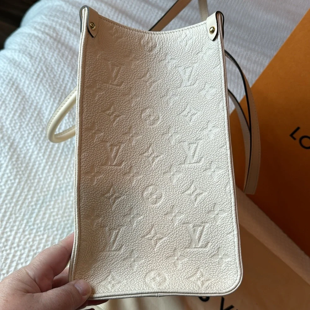 Louis Vuitton OnTheGo MM Cream Tote w/ box and dust bag - Picture 4 of 16
